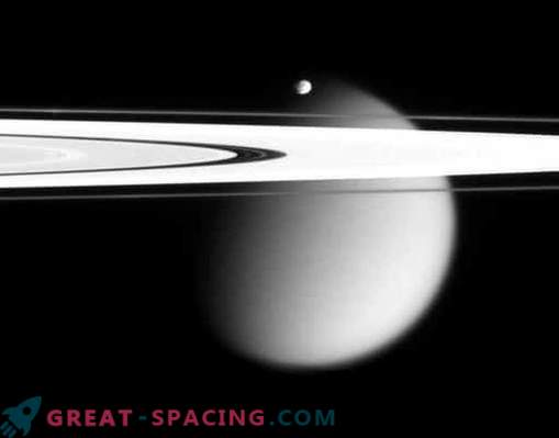 De eerste historische spanwijdte van Cassini tussen de ringen van Saturnus