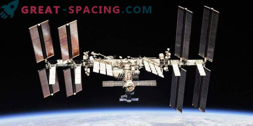 Astronauten bestuderen een mysterieus gat in het ISS