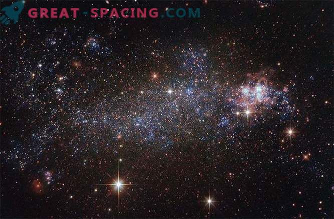 Hubble kijkt naar het prachtige, onregelmatige sterrenstelsel