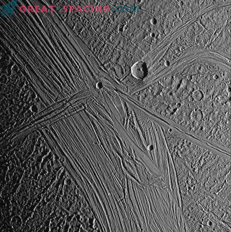 Scheuren in ijzige Ganymede