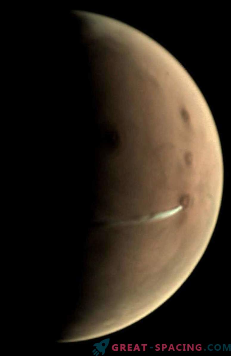 Een ongebruikelijke wolk hangt over Mars