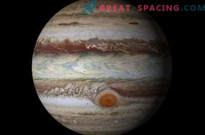 Wolken van Jupiter zweven op de golven van ammoniak