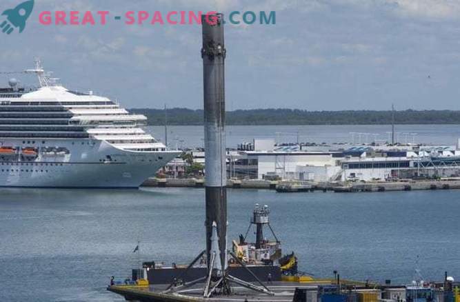 SpaceX-raket start satellieten en mislukt landen in de oceaan