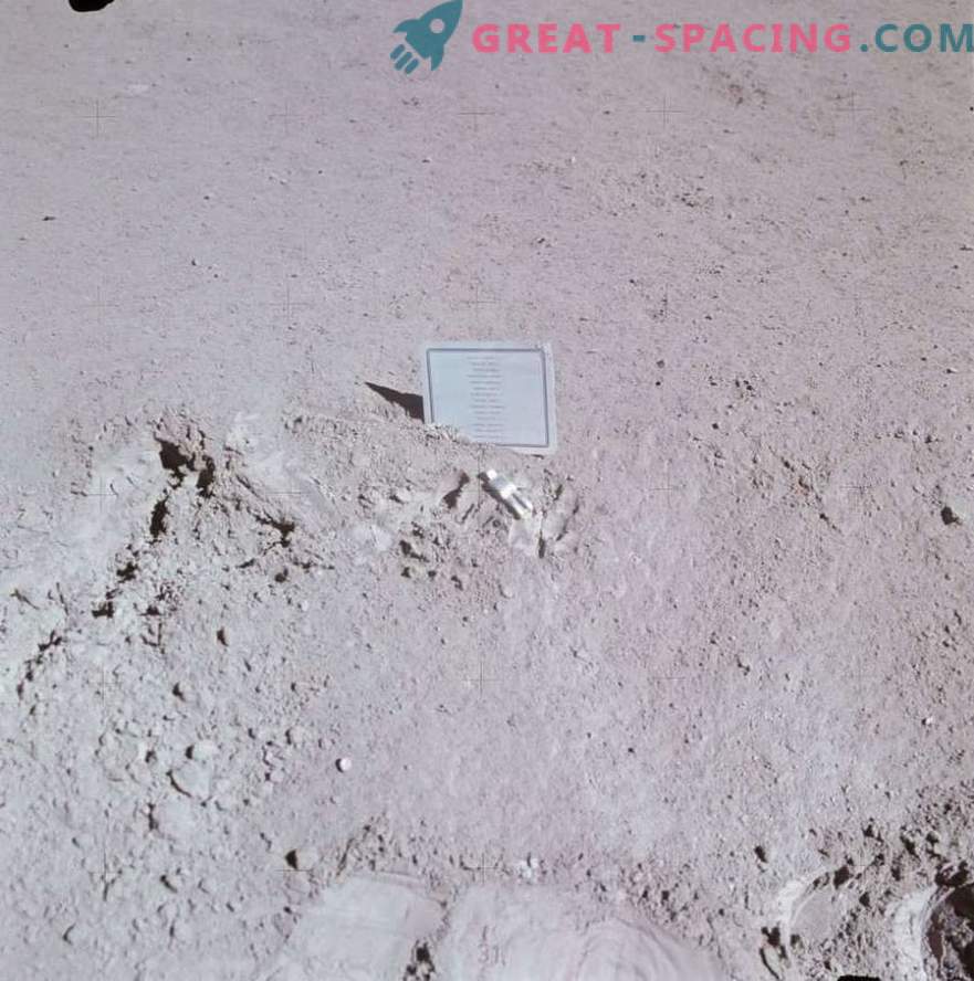 Waarom hebben ze een bord op de maan achtergelaten met de namen van de dode astronauten