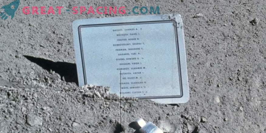 Waarom hebben ze een bord op de maan achtergelaten met de namen van de dode astronauten