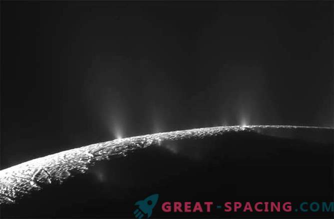 De Cassini ruimtesonde maakt een laatste rondvlucht van twee ijsmannen van Saturnus