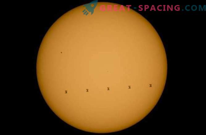 Space Station steekt de Sun Disc over.