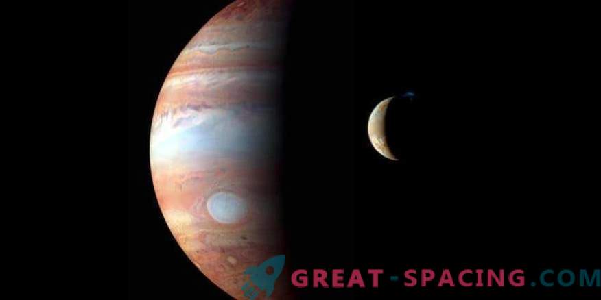 Satellieten van Jupiter laten sporen achter in de straling van de planeet