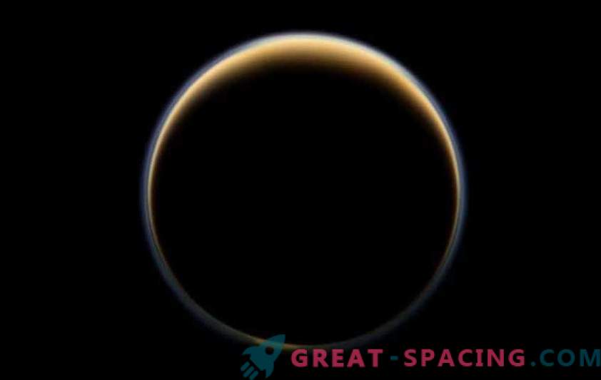Misterioso Titano ha una luce spettrale