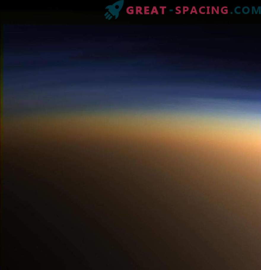 Мистериозен Титан има сениште светлина