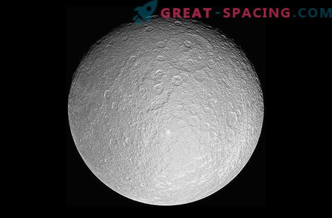 Waarom worden er kraters op de manen van Saturnus gewist?