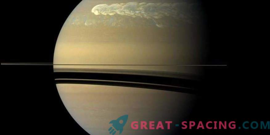 Grootschalige stormen schudden de atmosfeer van Saturnus