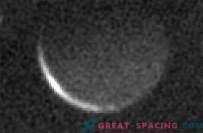 De nacht daalt af op Charon, de grootste satelliet van Pluto