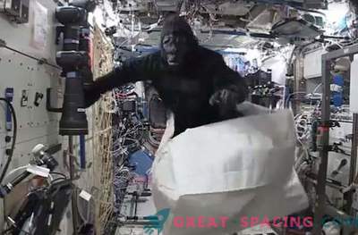 Astronaut grapte met behulp van een apenkostuum op het ruimtestation