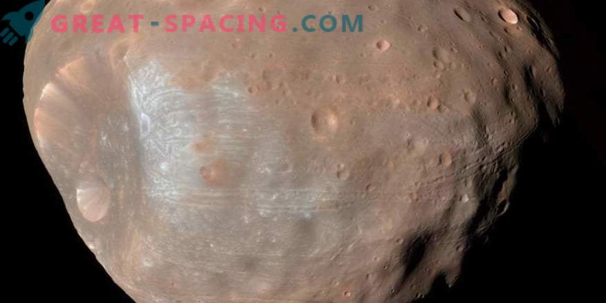 Wie heeft de voren achtergelaten op het oppervlak van de Mars-satelliet Phobos?