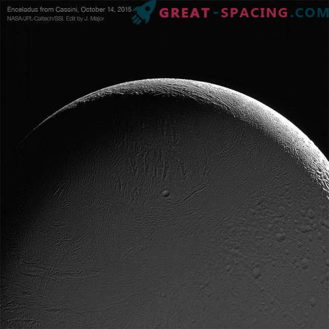 Cassini tast Enceladus af, prachtige foto's
