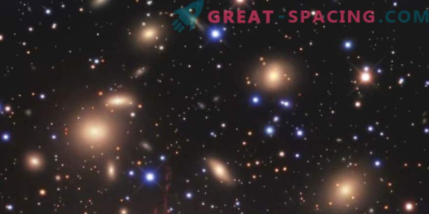 gravitatielensing rond een ongelooflijk dicht galactisch cluster