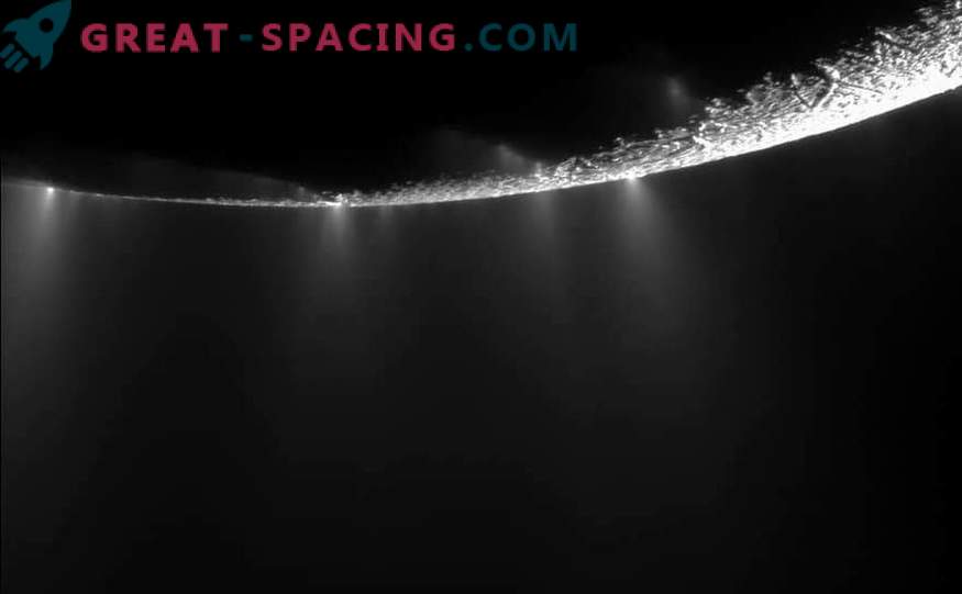 Mysterie van de activiteit van oceanische Enceladus