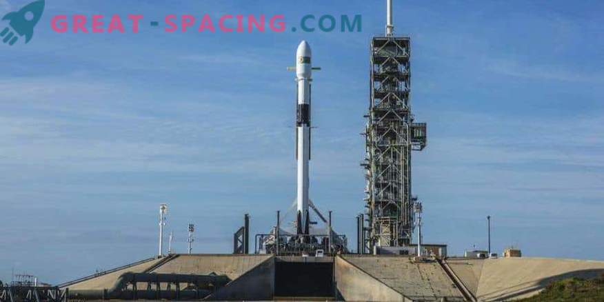 De bijgewerkte SpaceX-raket gelanceerd met een satelliet