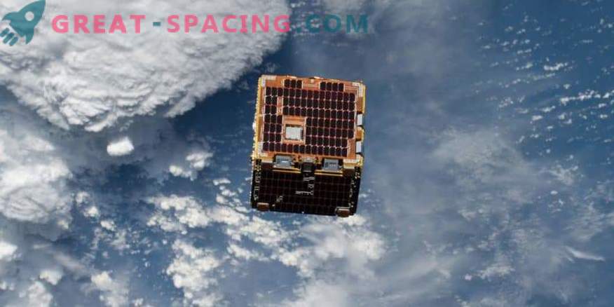Een kleine satelliet probeert razende space junk
