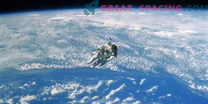 Astronaut gebruikt reservekabel in open ruimte