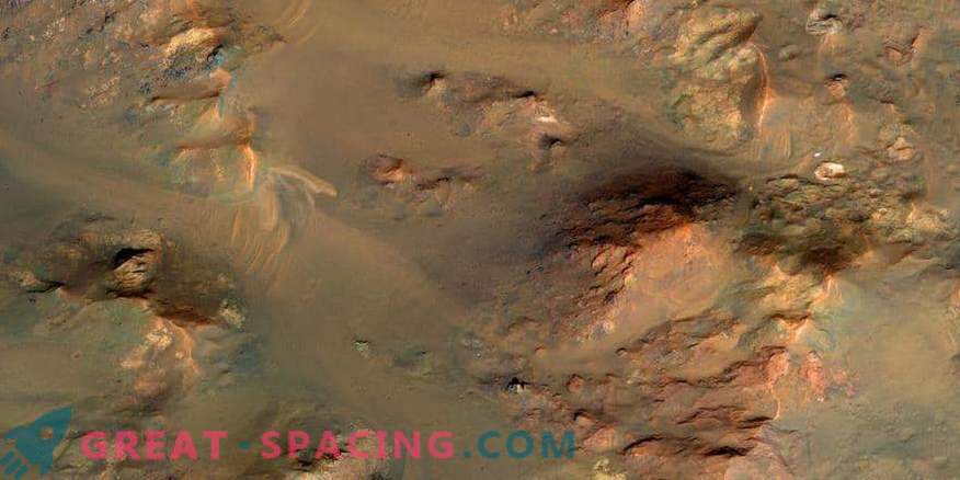 Water kan stromen op het oude koele Mars