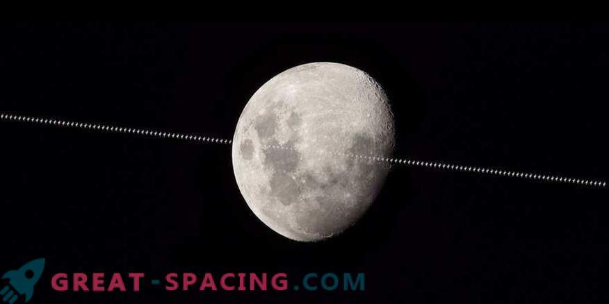 Het internationale ruimtestation vliegt tegen de achtergrond van de maan