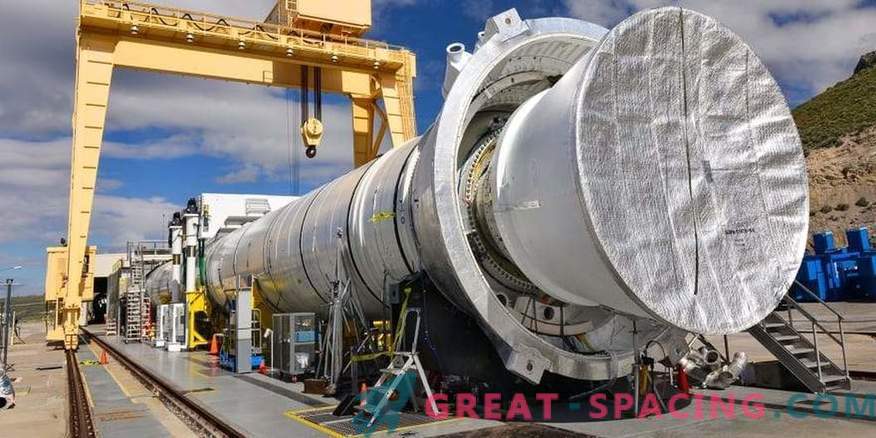 De grootste raketmotor met vaste stuwstof is gereed voor het eerste afvuren