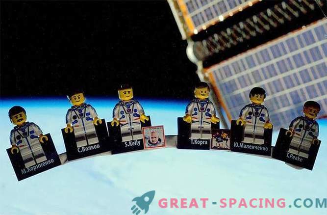 Britse astronaut demonstreert LEGO-ruimtestation voor gratis rijders