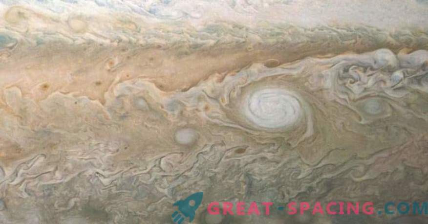 Verbazingwekkende atmosferische patronen van gigantische Jupiter