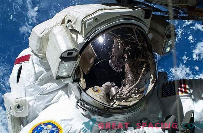 Er lekt water uit ruimtepakken van astronaut die