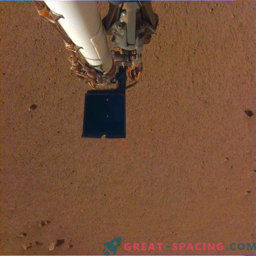 InSight maakt een robotarm vrij! Nieuwe foto's van Mars