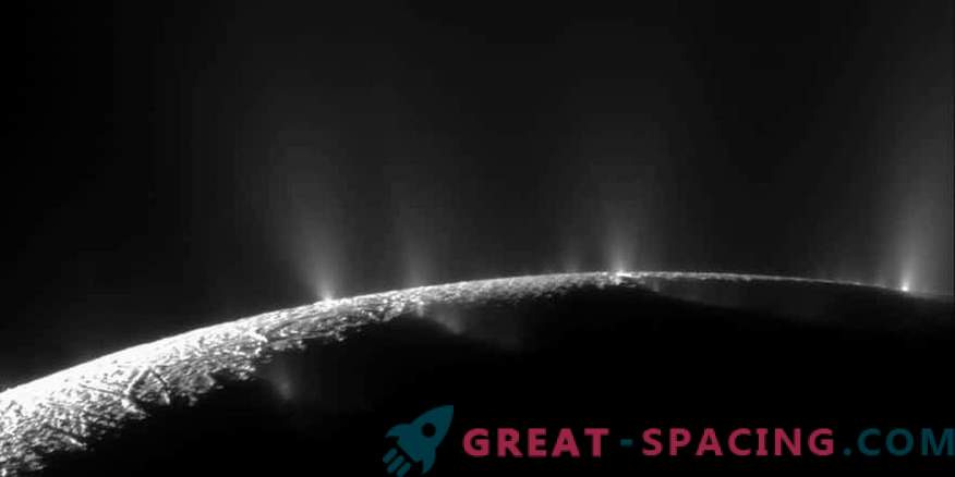 Saturnus-satelliet Enceladus heeft een oceaan onder het oppervlak
