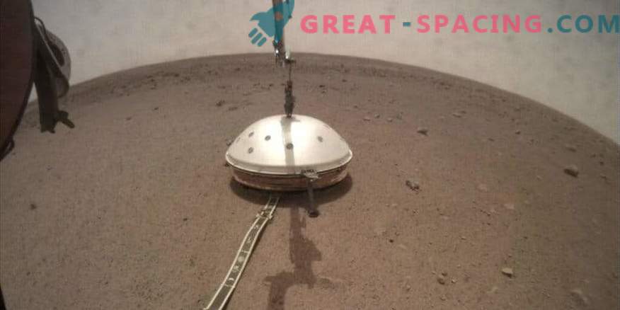 De seismometer InSight vond een comfortabele schuilplaats op Mars