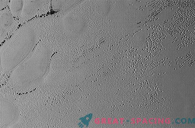 Vreemde putten op Pluto onthullen een ijspuzzel