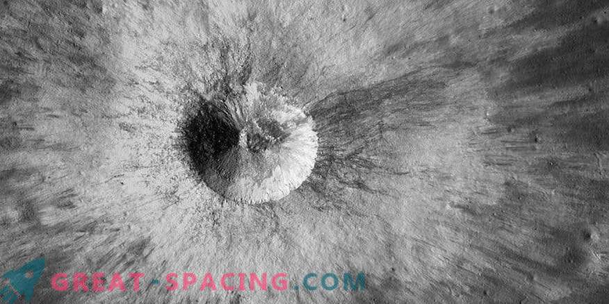 Verbazingwekkende foto van de krater van de maan