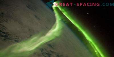 Waarom wijkt aurora af in het noorden en zuiden van de aarde
