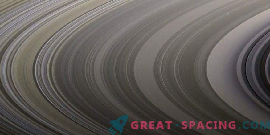 Kleuren in de ringen van Saturnus