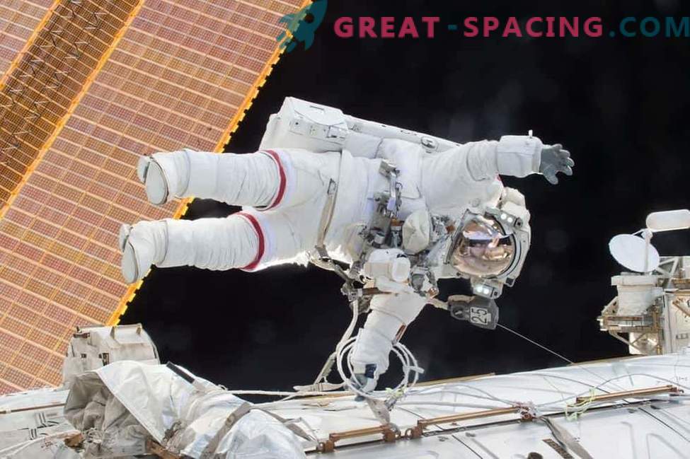 Fascinerende ruimtewandeling op het ruimtestation: foto