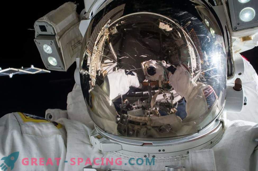 Fascinerende ruimtewandeling op het ruimtestation: foto