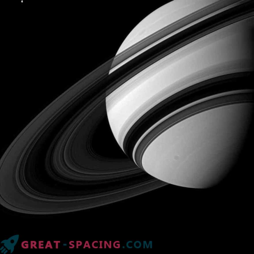 Het Cassini-apparaat brandde in de lucht van Saturn
