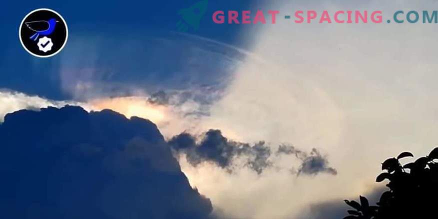 Een gigantisch buitenaards schip dat zich probeert te verbergen in een wolk boven de Filipijnen