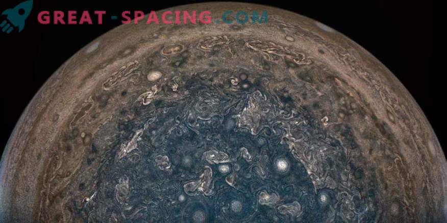 De eenheid Juno blijft op dezelfde afstand van Jupiter