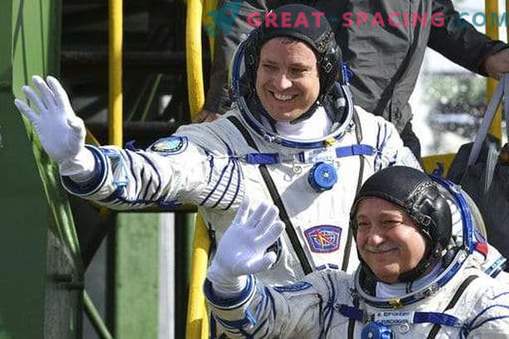 De capsule van de Unie met de astronauten op de ISS