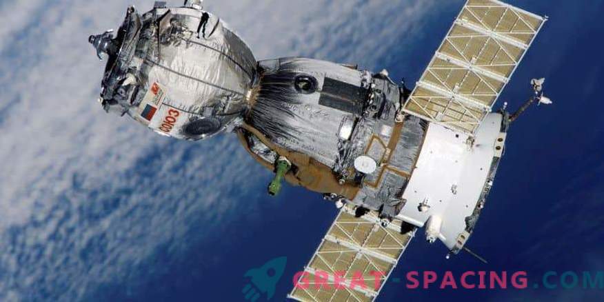 De capsule van de Unie met de astronauten op de ISS