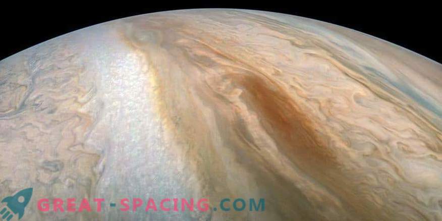 Het bruine schip zwemt in de atmosfeer van Jupiter