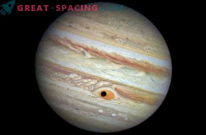 De satelliet van Jupiter belemmerde de Grote Rode Vlek