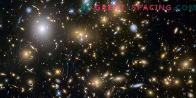 Дисперзиран галактички кластер кој се крие на виделина