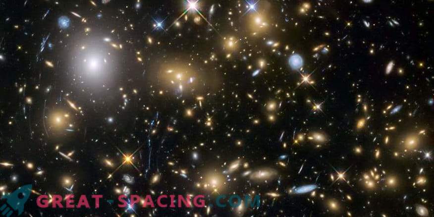 Een verstrooide galactische cluster die zich verstopt in zicht