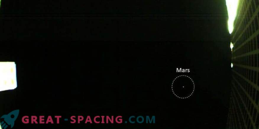 De eerste foto van Mars van de minuscule satellieten van MarCO
